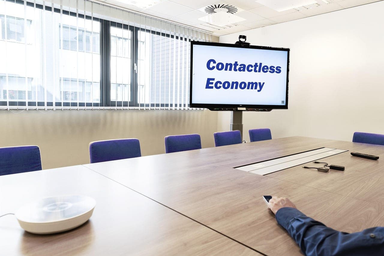 An office meeting room where ROI and indexation metrics are discussed